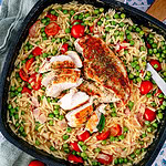 Orzo-Pfanne mit Hähnchen Erbsen, Bacon und Tomaten