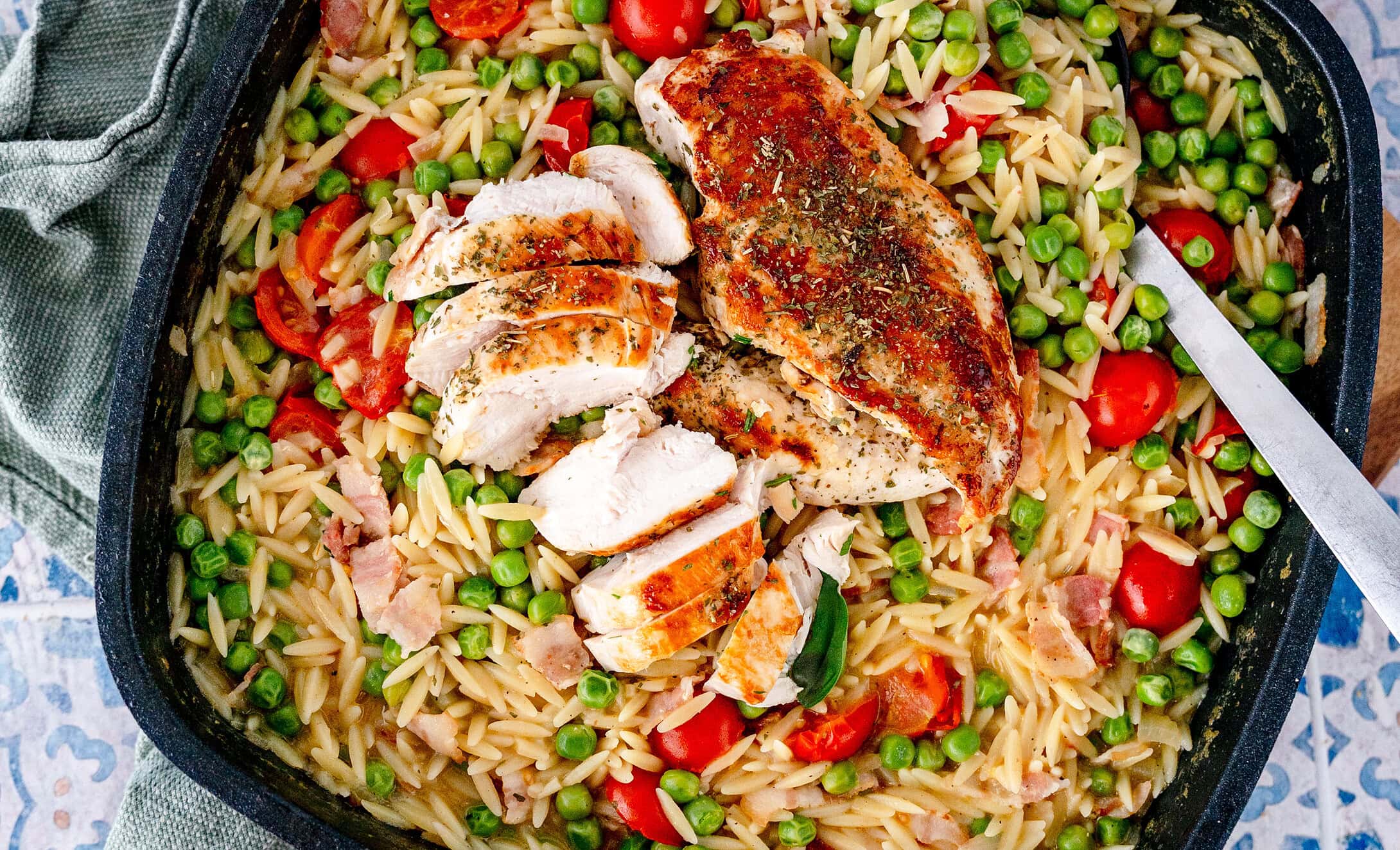 Orzo-Pfanne mit Hähnchen Erbsen, Bacon und Tomaten