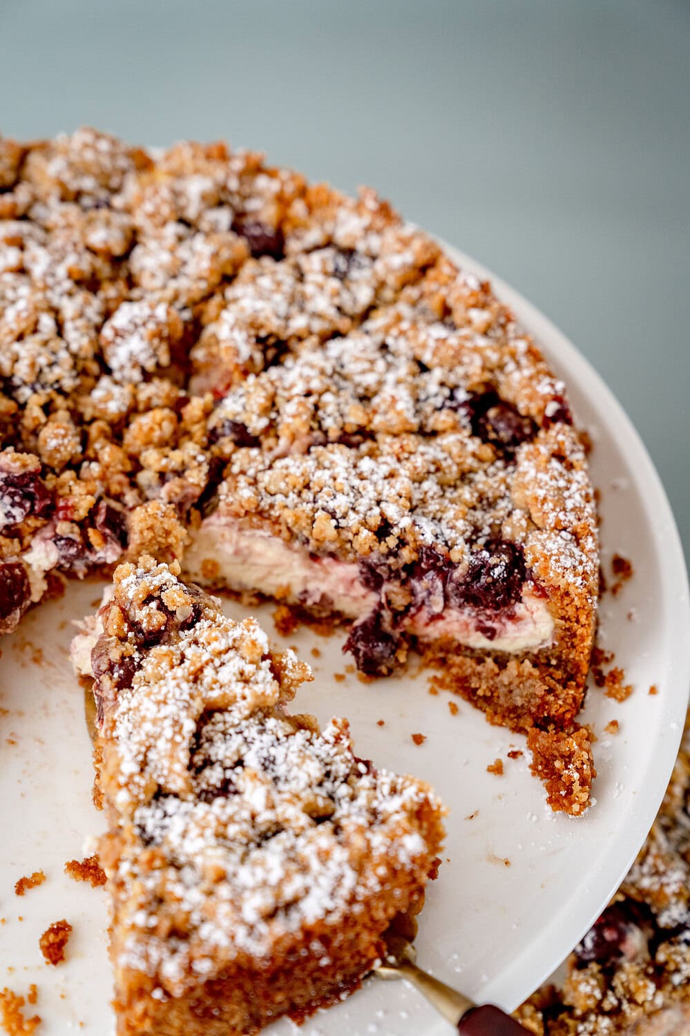 Draufsicht auf einen Streuselkuchen mit Kirschen